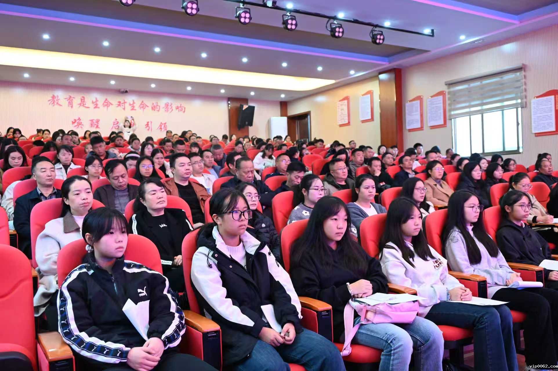 2. 龙里县第三届中小学科技成果展示活动科创实践展示赛开幕式现场.jpg