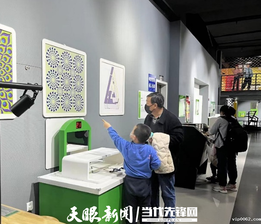 课程结束后,小朋友们在展厅内观看其它展品.png