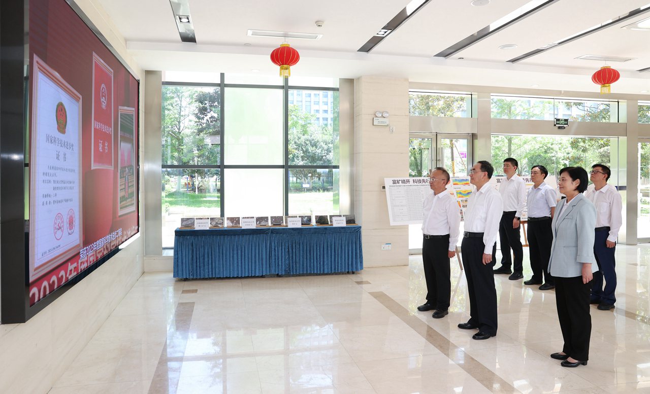 图为徐麟在省地矿局地质科技园听取科研成果汇报。林民 摄影.jpg