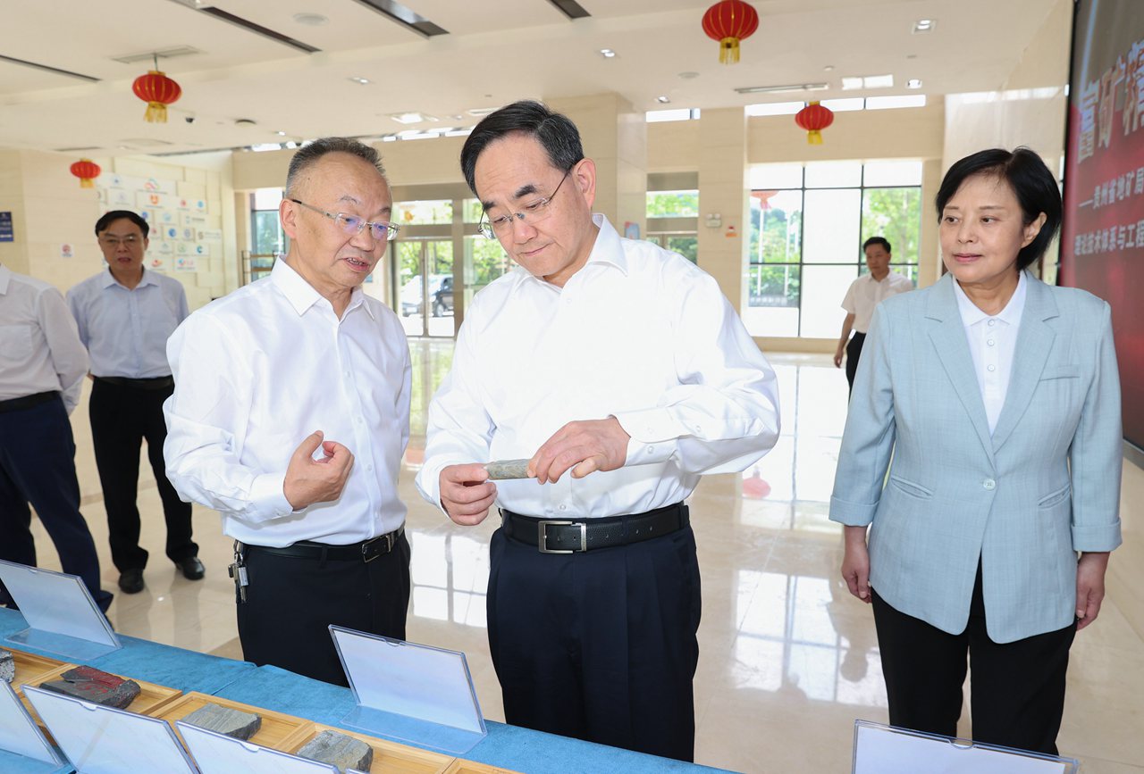 图为徐麟在省地矿局地质科技园考察。林民 摄影.jpg